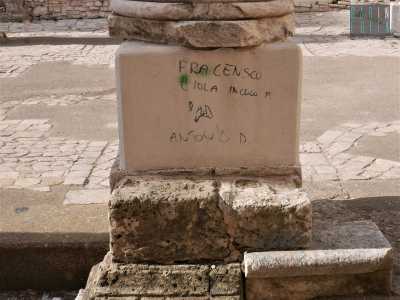 E poi ci sono le scritte, alcune anche molto volgari, presenti sia sulle colonne che sui muri che cingono i lati